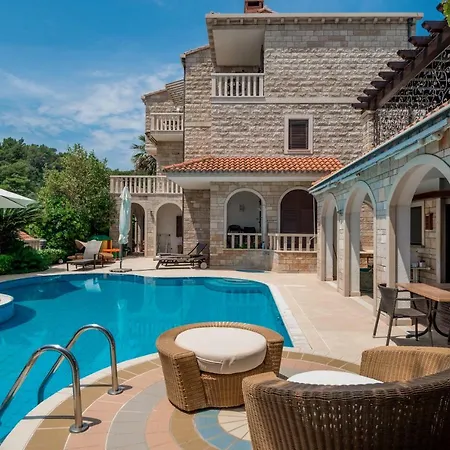 Villa Luxury Godi Star With Private Heated Pool, Staff - Concierge Service *