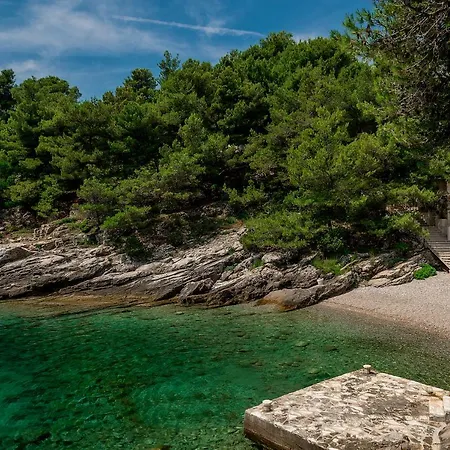 Villa Godi Star - Heated Pool, Sea View, 6 Bedrooms *
