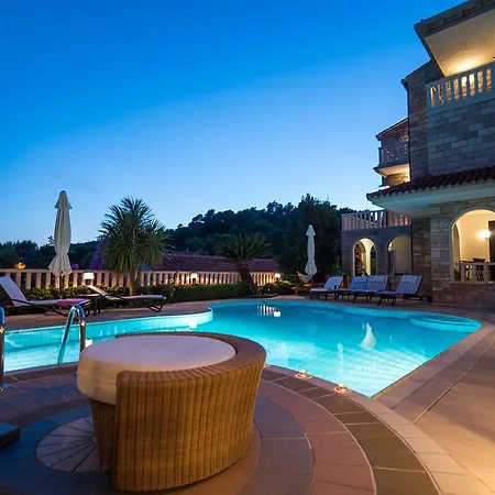 Luxury Godi Star With Private Heated Pool, Staff - Concierge Service