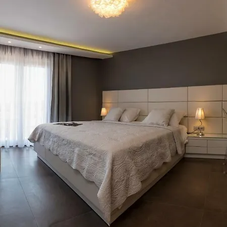 Luxury Godi Star With Private Heated Pool, Staff - Concierge Service Sumartin