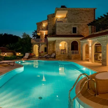 Luxury Godi Star With Private Heated Pool, Staff - Concierge Service * Sumartin